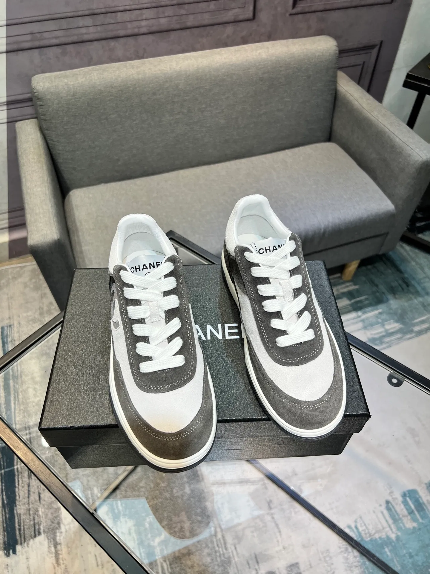Men's men's shoes 💰620 Exclusive real shot (top version) CHANEL Chanel's new panda sneakers Panda shoes Chanel 2025ss color matching thick-soled casual sports shoes sneakers Counter synchronization The counter is very popular Very difficult to buy a shoe The most popular thick-soled panda shoes on the Internet It is obvious that Xiaoxiang control cannot miss it Simple and versatile white shoes that have both good looks and comfort Thick sole increases height, is super versatile and can be worn with eyes closed😍 Whoever wears it will look better. Upper: calfskin. Lining: imported sheepskin lining. Outsole: TPU original outsole. Size: 35-44 (41 for women, 40 for men, custom made).
